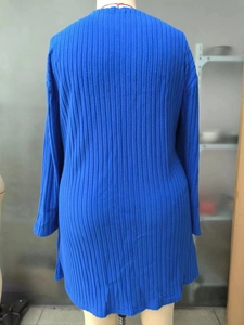 Vista posteriore di un cardigan in maglia a coste blu reale con maniche lunghe