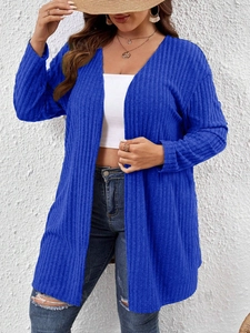 Dettaglio cardigan lungo blu reale in maglia a costine con trama morbida e vestibilità