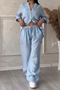 Dettaglio del set due pezzi in lino celeste con camicia e pantaloni con coulisse