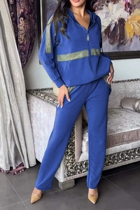Vue détaillée du survêtement bleu marine avec veste à capuche et panneaux contrastés