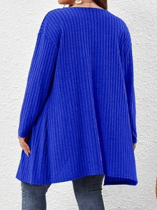 Vista posteriore di un cardigan in maglia a coste blu reale con taglio lungo