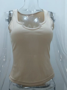 Détail du débardeur en maille côtelée beige avec une encolure ronde à encoche