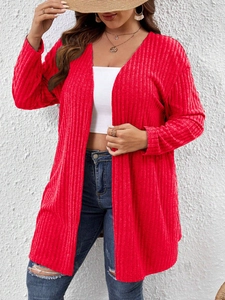 Dettaglio della trama a coste del cardigan lungo rosso acceso con maniche e scollo a V