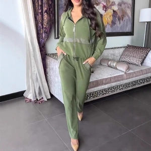 Ensemble 2 pièces femme vert militaire avec sweat à capuche, jogging et bandes pailletées
