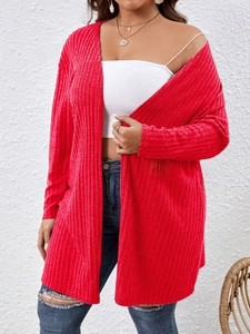 Dettaglio del cardigan rosso in maglia a coste con design aperto e vestibilità ampia