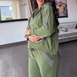Survêtement deux pièces vert armée avec bandes pailletées sur veste à capuche et pantalon