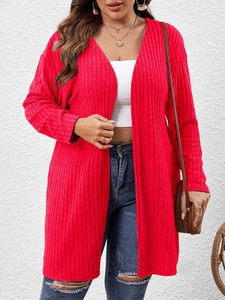 Dettaglio della trama in maglia a coste rossa sul cardigan lungo da donna in stile casual alla moda