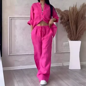 Completo casual da donna in lino con camicia fucsia e pantaloni ampi con coulisse in vita