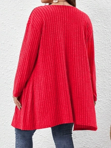 Dettaglio della trama in maglia a coste rossa e taglio lungo sul retro del cardigan