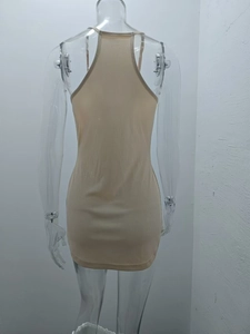 Detalle de la textura de punto acanalado de un minivestido ajustado beige sin mangas