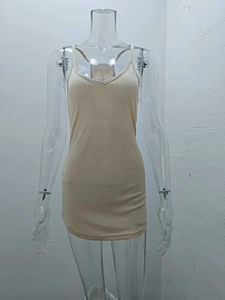 Detalle del vestido ajustado beige con tirantes finos y un escote en V clásico