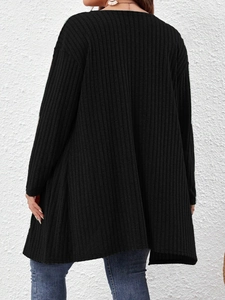 Vista posteriore di un cardigan lungo nero a coste con vestibilità ampia e morbida