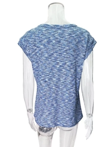 Vue arrière du haut à manches courtes pour femmes en maille gaufrée bleue et blanche texturée