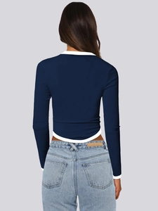Εφαρμοστό σκούρο μπλε crop top με μακριά μανίκια και λευκό τελείωμα σε στρογγυλεμένο στρίφωμα