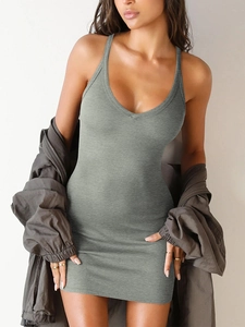 Detalle del mini vestido ajustado de punto acanalado gris con cuello en V y tirantes finos