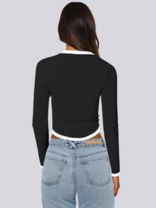 Κοντινό πλάνο του μαύρου πλεκτού crop top με λευκές λεπτομέρειες στις άκρες σε αντίθεση