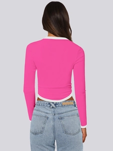 Πίσω όψη του μακρυμάνικου crop top σε ροζ χρώμα με λευκή αντίθεση στη λαιμόκοψη και κυματιστό στρίφωμα