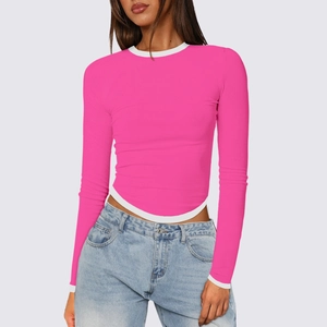 Λεπτομέρεια πλεκτή υφή σε ροζ crop top με λευκές άκρες και καμπυλωτό στρίφωμα