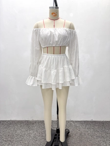 Vue détaillée du tissu en broderie anglaise blanche de l'ensemble haut court et jupe
