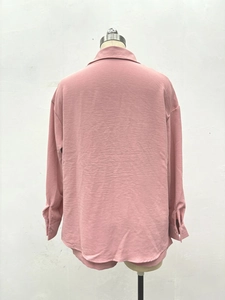 Vue arrière d'un ensemble chemise rose à manches longues et short à texture verticale
