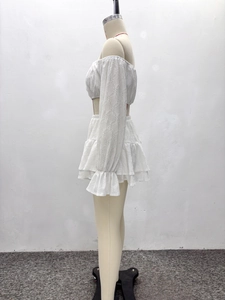 Détail d'un ensemble deux pièces blanc avec texture ajourée et minijupe à volants