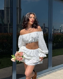 Détail d'un ensemble deux pièces blanc avec broderie anglaise et manches lanternes