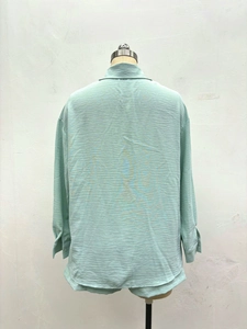 Détail de l'ensemble chemise à manches longues et short vert menthe en tissu froissé fin