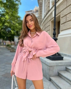 Détail de l'ensemble chemise rose à nouer et short à taille haute élastiquée