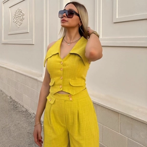 Ensemble jaune pour femme avec gilet texturé sans manches et pantalon taille haute