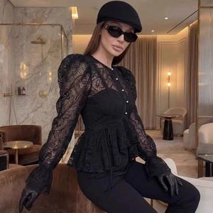 Haut élégant en dentelle noire avec boutons perlés et manches bouffantes femme