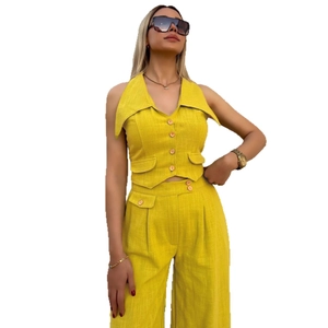 Ensemble deux pièces jaune vif avec gilet sans manches et pantalon large taille haute