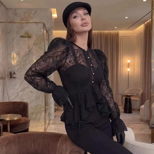 Haut élégant en dentelle noire à manches longues avec boutons perles et maille transparente
