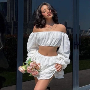 Ensemble Haut Et Bas Femme Avec Top Épaules Dénudées Manches Lanterne et Jupe à Étages Blanc Polyester Élégant