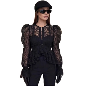 Haut élégant en dentelle noire avec manches bouffantes, ourlet peplum et boutons perle