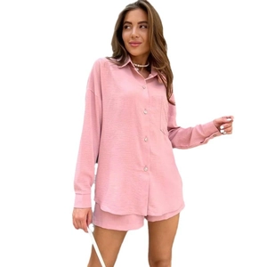 Ensemble deux pièces femme avec chemise rose à manches longues et short assorti