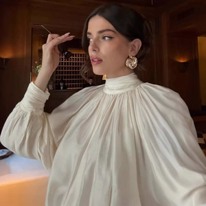 Elegante französische cremeweiße Satinbluse mit plissiertem Stehkragen und langen Ärmeln