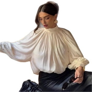 Elegante beige Satinbluse mit Stehkragen, Puffärmeln und Falten am Ausschnitt für Damen