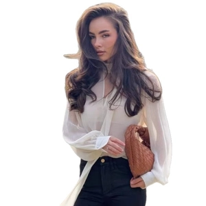 Élégante chemise blanche en mousseline col V avec manches transparentes et nœud chic