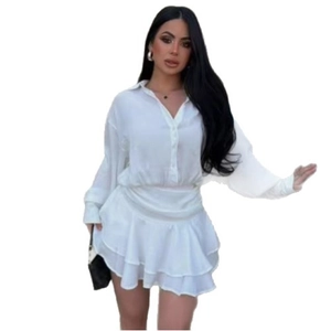 Elegante abito bianco a maniche lunghe con fondo a balze e vita aderente per look chic