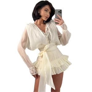 Elegante abito in pizzo avorio con scollo a V, maniche lunghe e orlo a balze