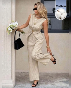 Dettaglio dell'elegante top senza maniche in cotone a righe e pantaloni a gamba larga