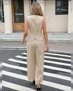Vista posteriore di un set gilet a righe senza maniche e pantaloni larghi marrone chiaro