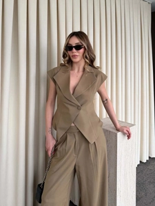 Détail de l'ensemble gilet sans manches et pantalon large kaki à revers pointu