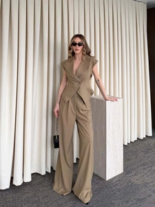 Ensemble chic pour femme avec gilet de costume sans manches et pantalon large kaki