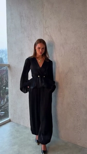 Dettagli del completo in raso nero da donna con scollo a V e pantaloni a gamba larga