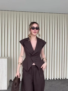 Ensemble chic pour femme avec gilet sans manches marron et pantalon taille haute évasé