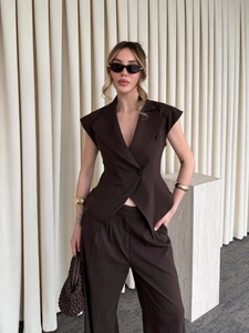 Gilet sans manches à col tailleur et pantalon large à taille haute en tissu marron foncé