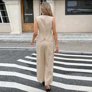 Completo con gilet a righe e pantaloni a gamba larga visto dal retro all'aperto