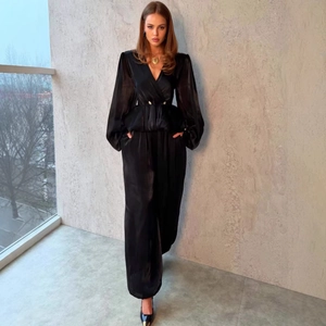 Set elegante nero in raso con top con scollo a V e pantaloni larghi con bottoni dorati