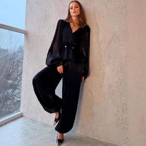 Completo elegante in raso nero con maglia scollo a V, maniche a sbuffo e bottoni d'oro